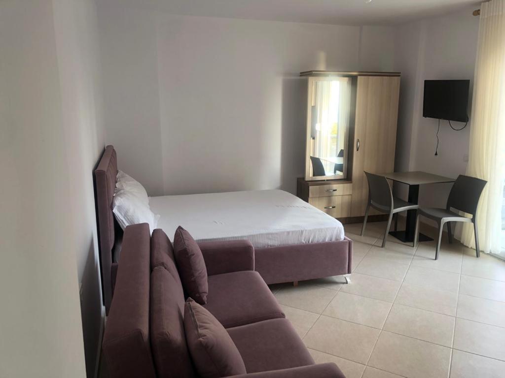 Hotel Mario, Shëngjin